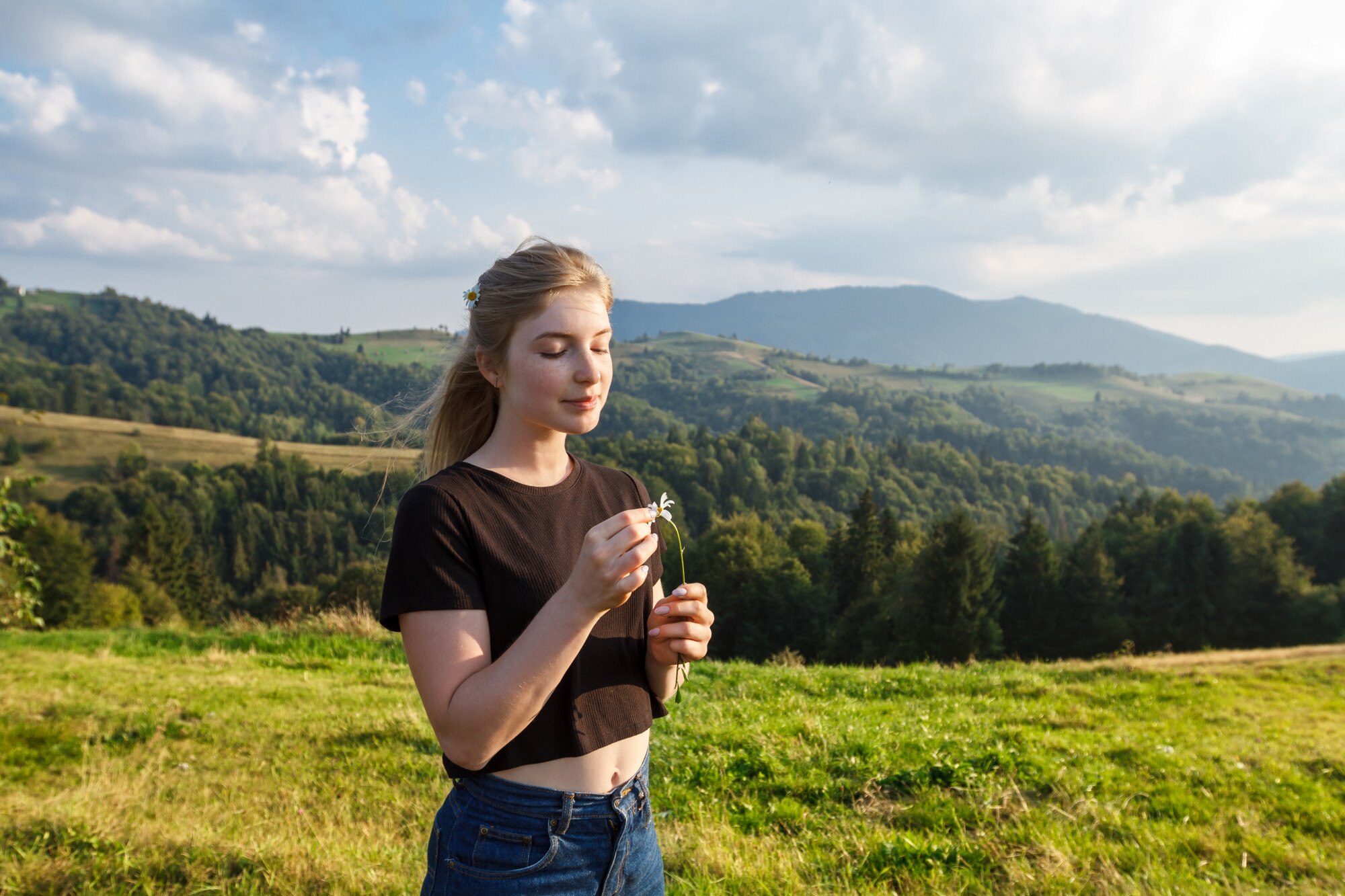 Persona practicando actividad física moderada al aire libre en un ambiente natural sereno